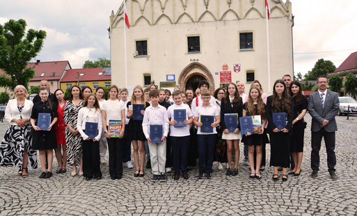 Zdjęcie do Stypendia i nagrody dla najzdolniejszych uczni&oacute;w wręczone podczas XII sesji Rady Miejskiej