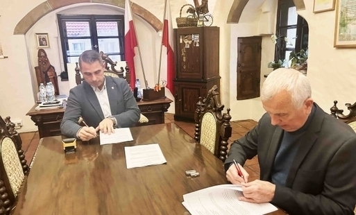 Zdjęcie do Podpisano umowę na przebudowę drogi gminnej w G&oacute;ralicach