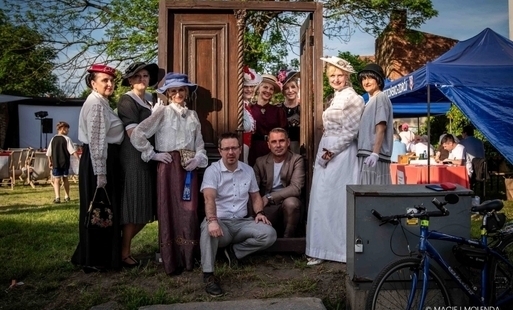 Zdjęcie do Dwunasta Noc Muze&oacute;w w Trzcińsku-Zdroju za nami! Podr&oacute;ż w czasie, moda retro i kino pod chmurką