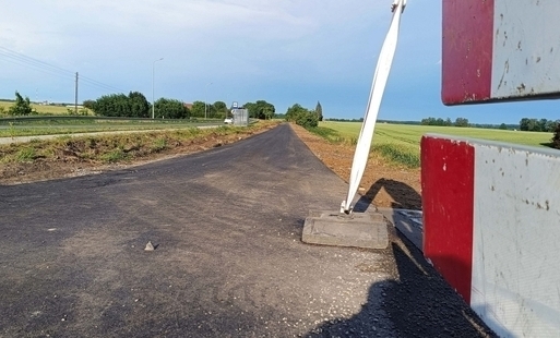 Zdjęcie do   Nowy etap budowy ścieżki G&oacute;ralice &ndash; R&oacute;w. Ruszyło układanie nawierzchni bitumicznej!