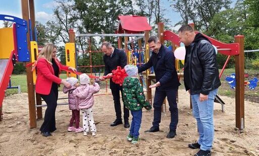 Zdjęcie do Nowy zestaw zabawowy w Klasztornym! Modernizacja placu zabaw zakończona sukcesem