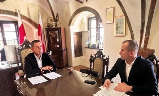 Zdjęcie do Wielkie zmiany w Szkole Podstawowej w Trzcińsku-Zdroju! Podpisano umowę na dofinansowanie inwestycji