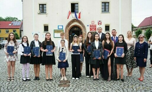 Zdjęcie do NAGRODY BURMISTRZA DLA WYR&Oacute;ZNIAJĄCYCH SIĘ UCZNI&Oacute;W