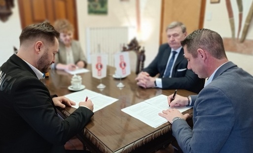 Zdjęcie do Podpisanie umowy na przebudowę drogi w Dobropolu