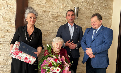 Zdjęcie do Burmistrz Gminy Trzcińsko-Zdr&oacute;j z wizytą u Jubilatki z okazji 90. urodzin